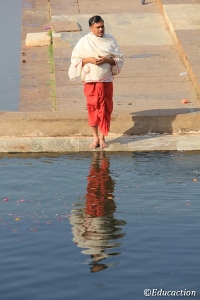 Hombre rezando en el lago sagrado de Pushkar